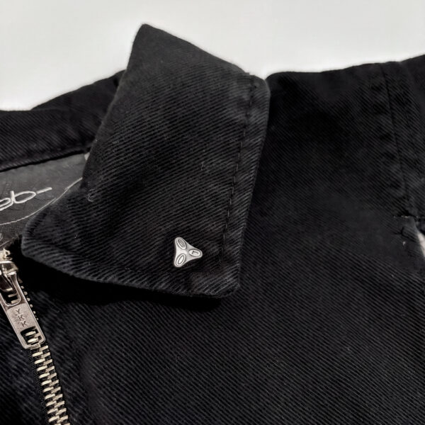 DETALHE JAQUETA PRETA REBITE JAQUETA BOOMERANG PRETO